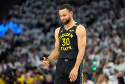 Stephen Curry leaves Warriors’ playoff game vs. Timberwolves, ruled out